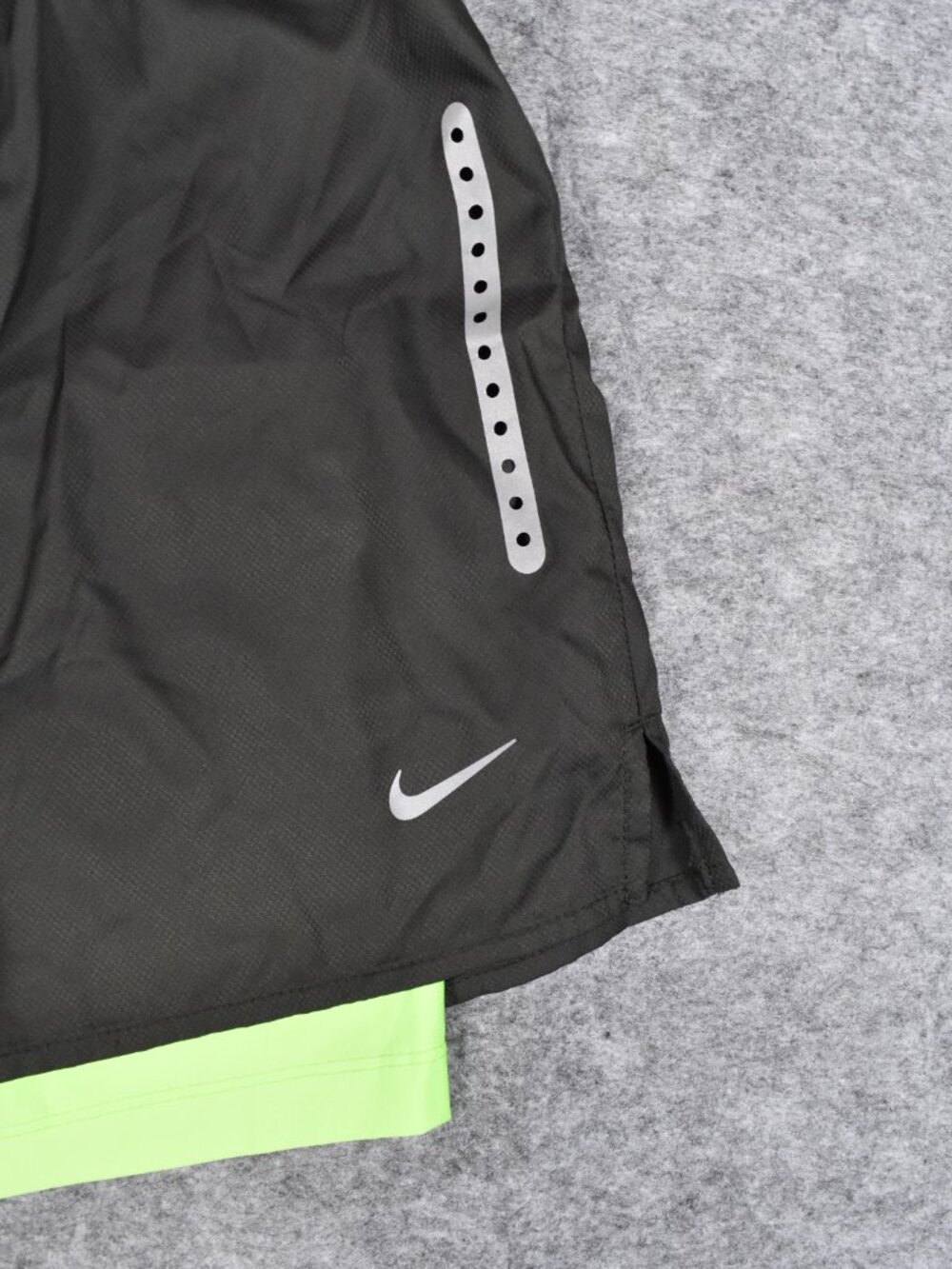 Nike Dri-FIT 2-in-1 Black Green Running Gym Yoga Shorts Womens Medium - Picture 2 of 12
